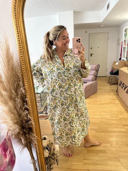 OTRAS. Vestido camisero blanco flores mostaza T.u(3xl)