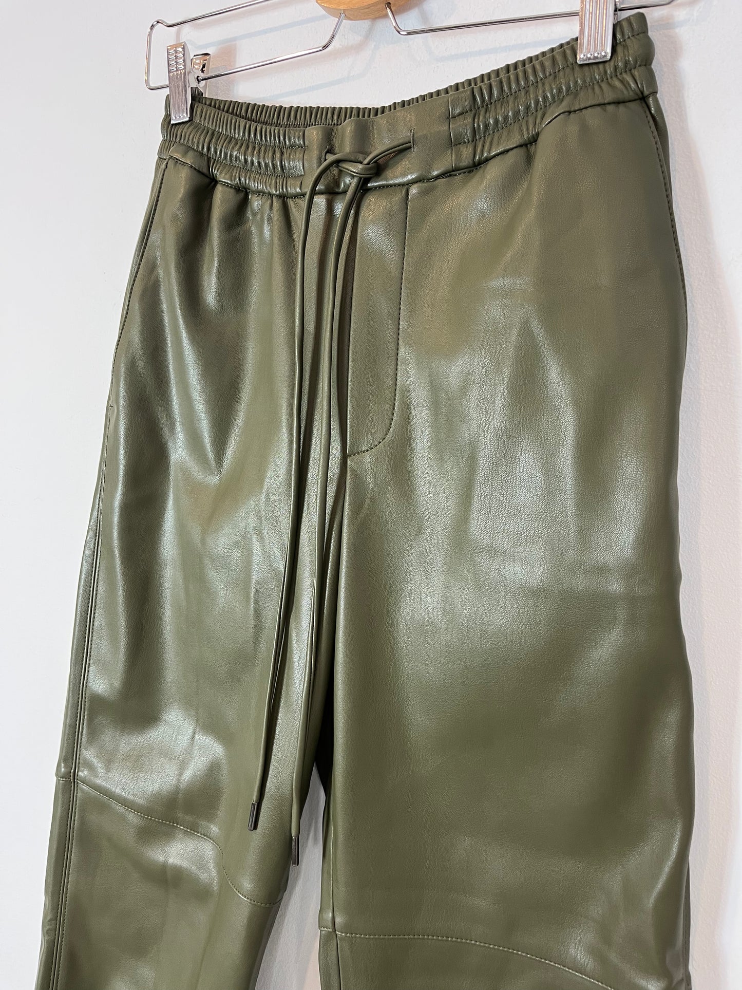 MANGO. Pantalón verde oliva efecto piel. T XS