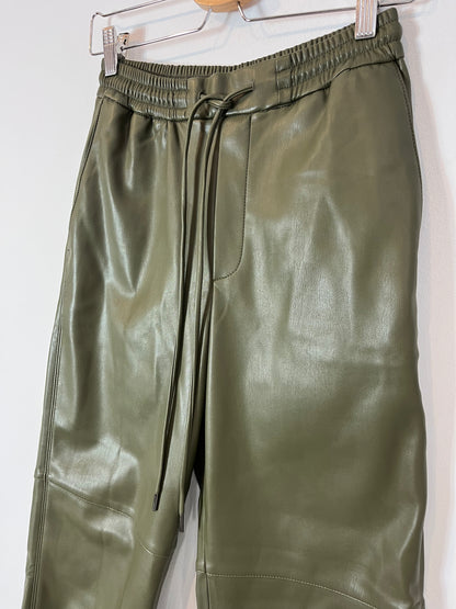 MANGO. Pantalón verde oliva efecto piel. T XS