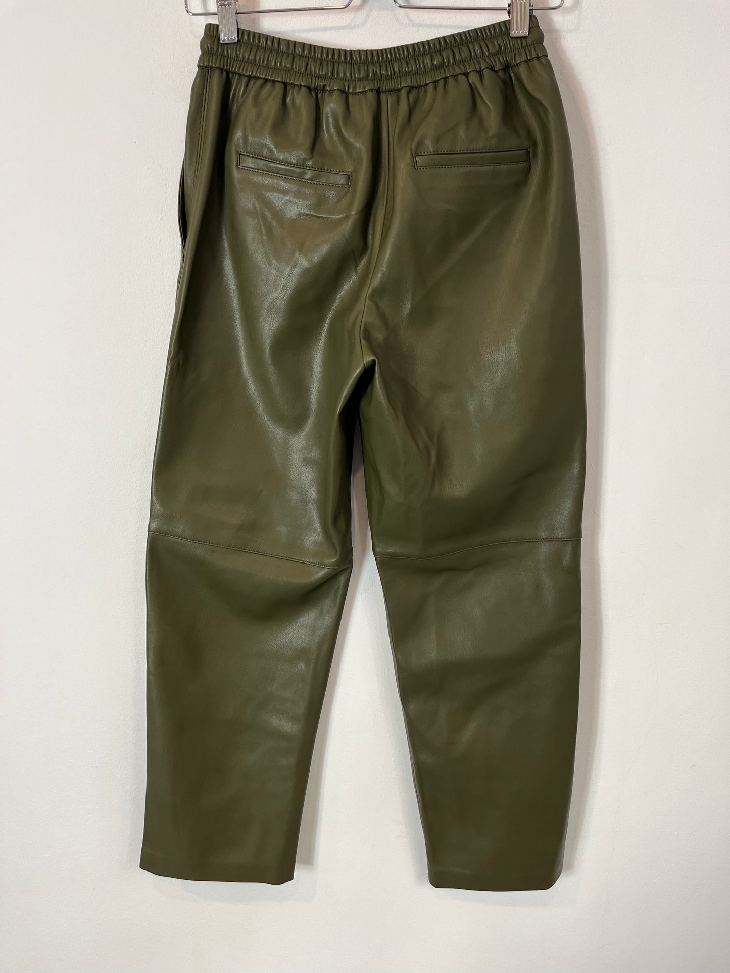 MANGO. Pantalón verde oliva efecto piel. T XS