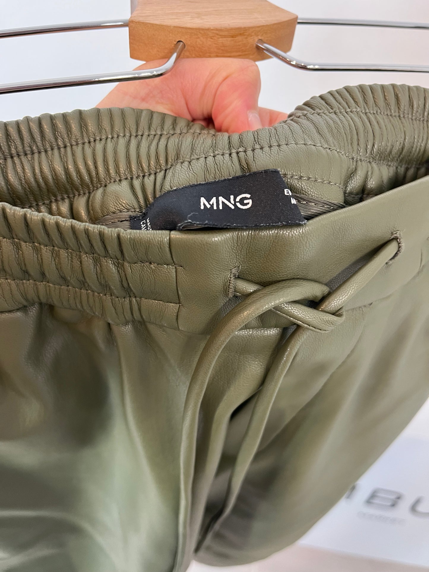 MANGO. Pantalón verde oliva efecto piel. T XS