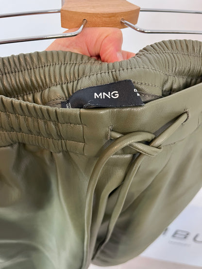 MANGO. Pantalón verde oliva efecto piel. T XS