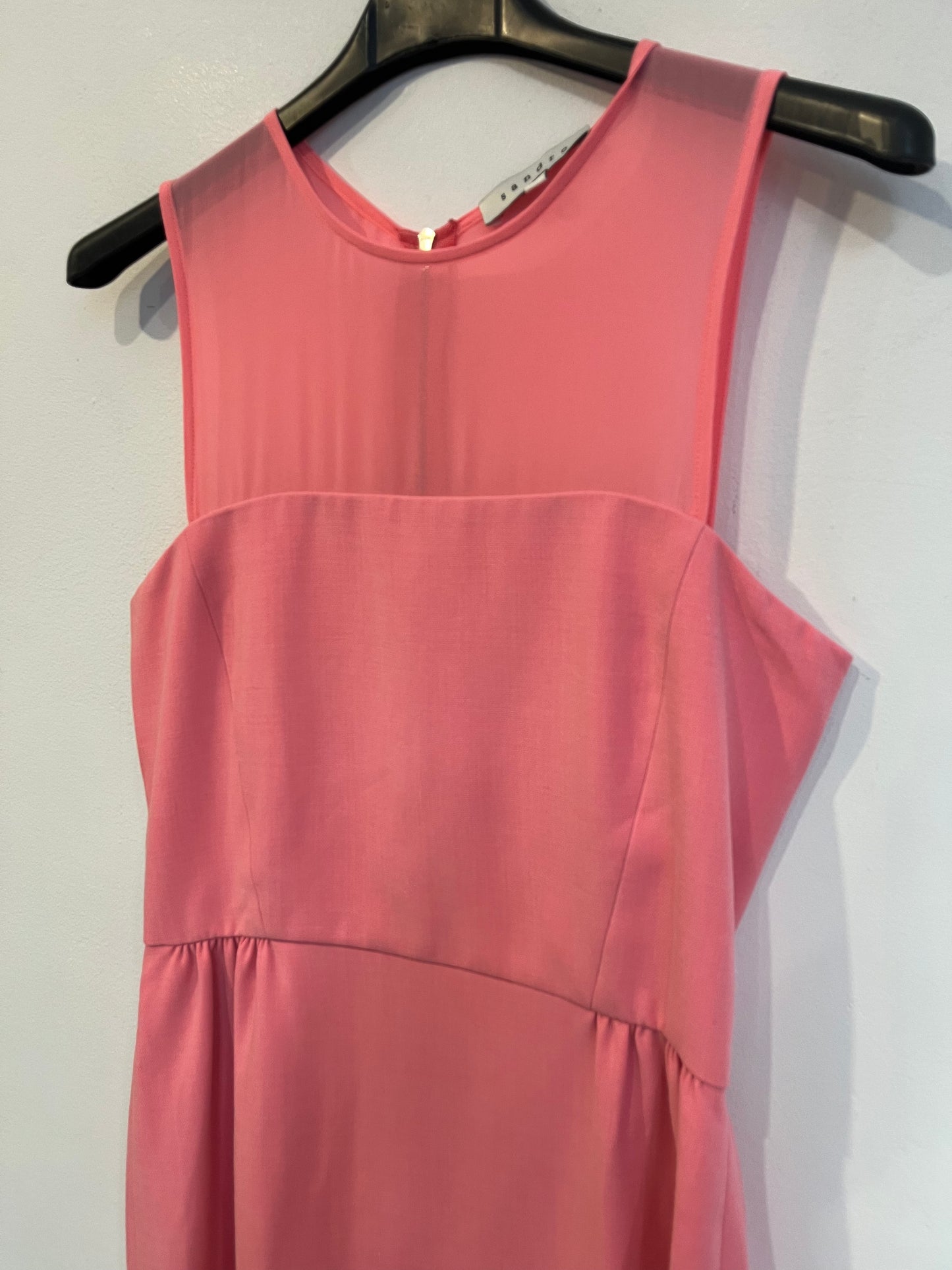SANDRO. Vestido corto rosa detalle escote. T 2 (M)