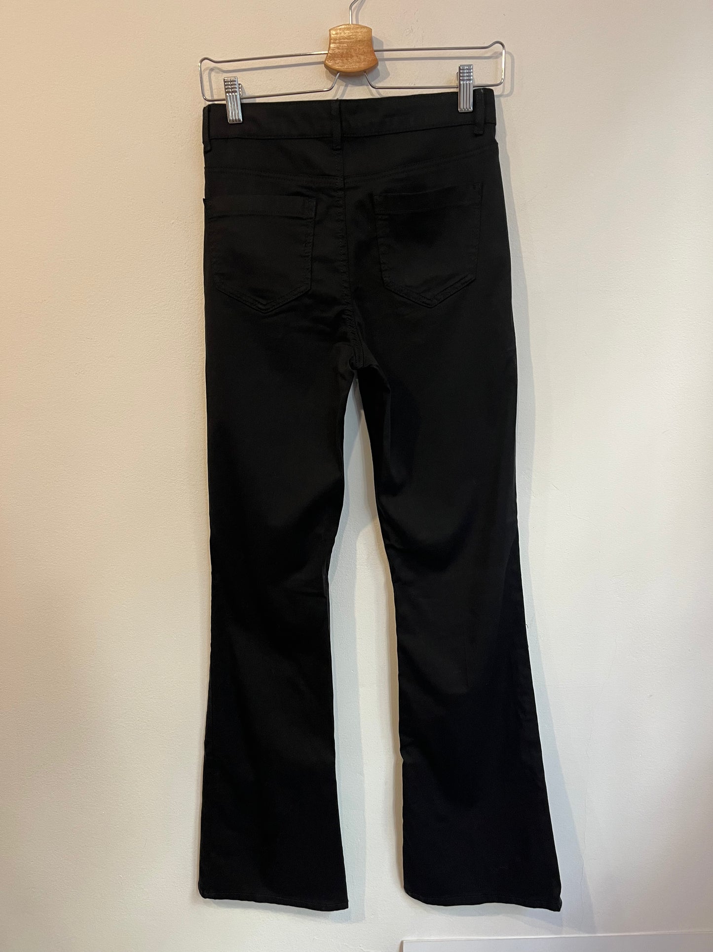 CALZEDONIA. Denim ligero negro campana, T M