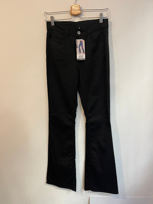 CALZEDONIA. Denim ligero negro campana, T M