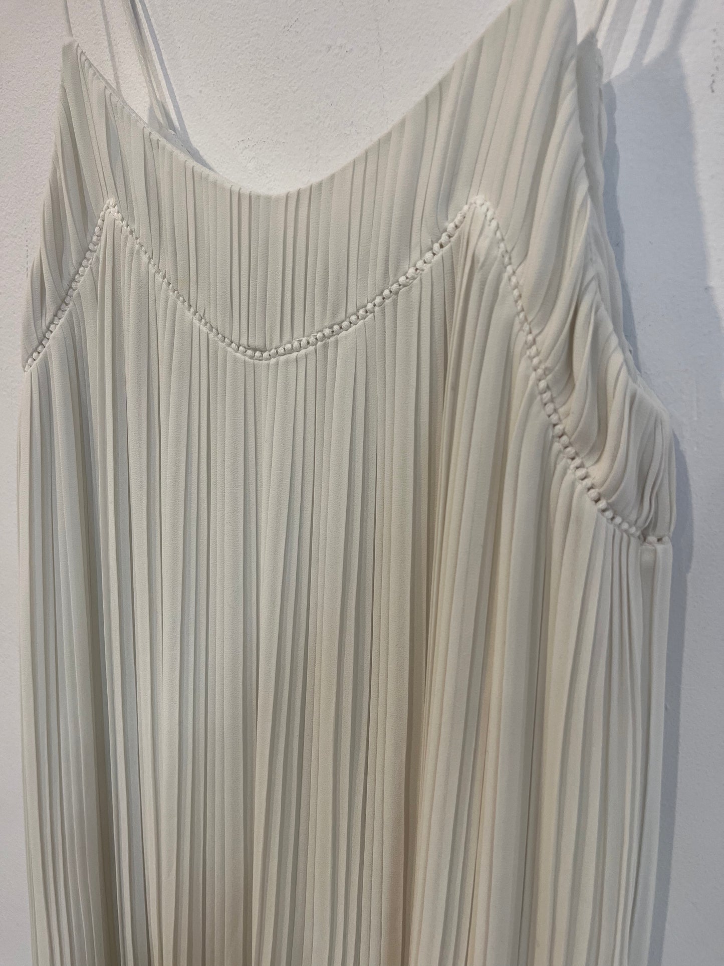 MAJE. Vestido midi blanco plisado. T 1(S)