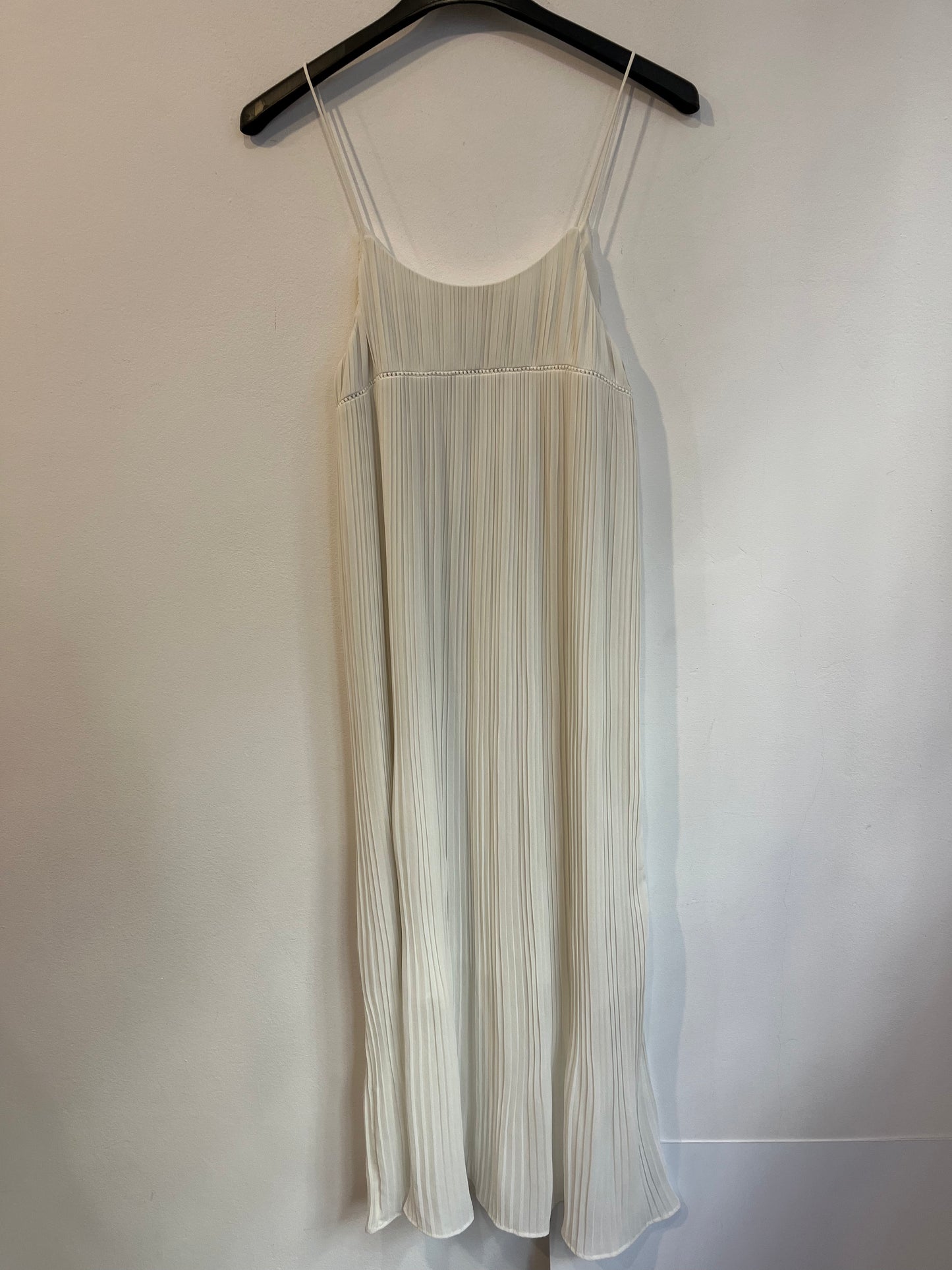 MAJE. Vestido midi blanco plisado. T 1(S)