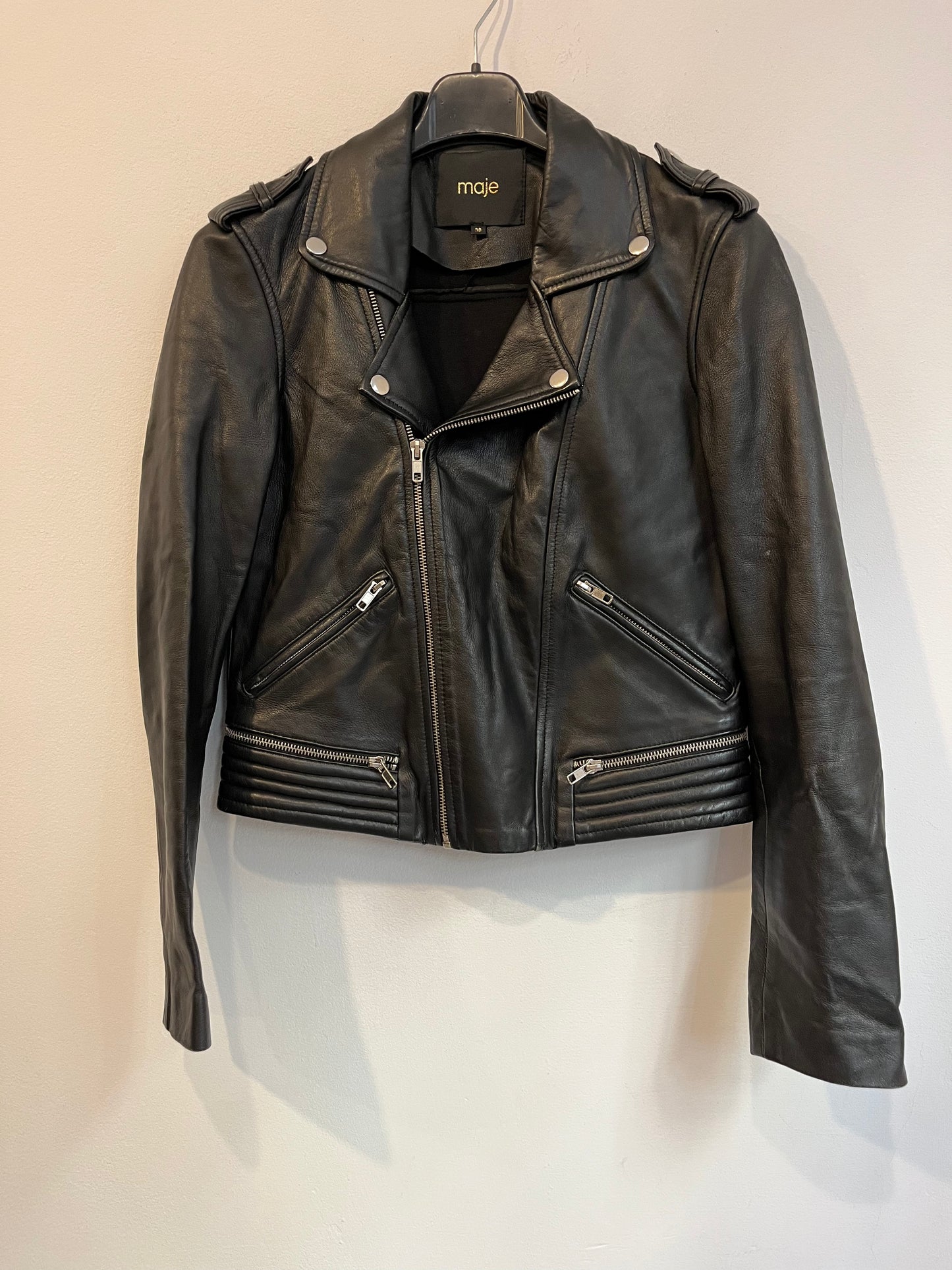 MAJE. Biker negra piel. T 38