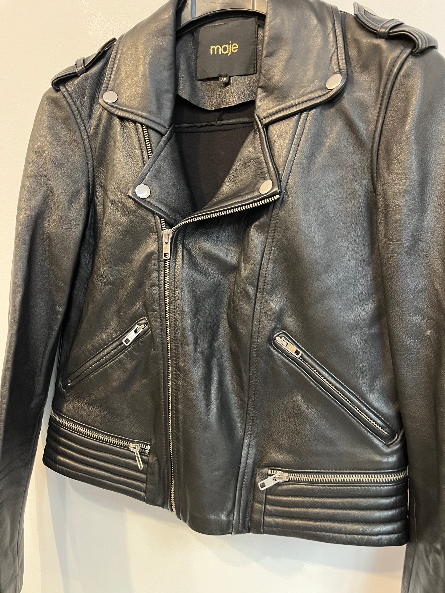 MAJE. Biker negra piel. T 38