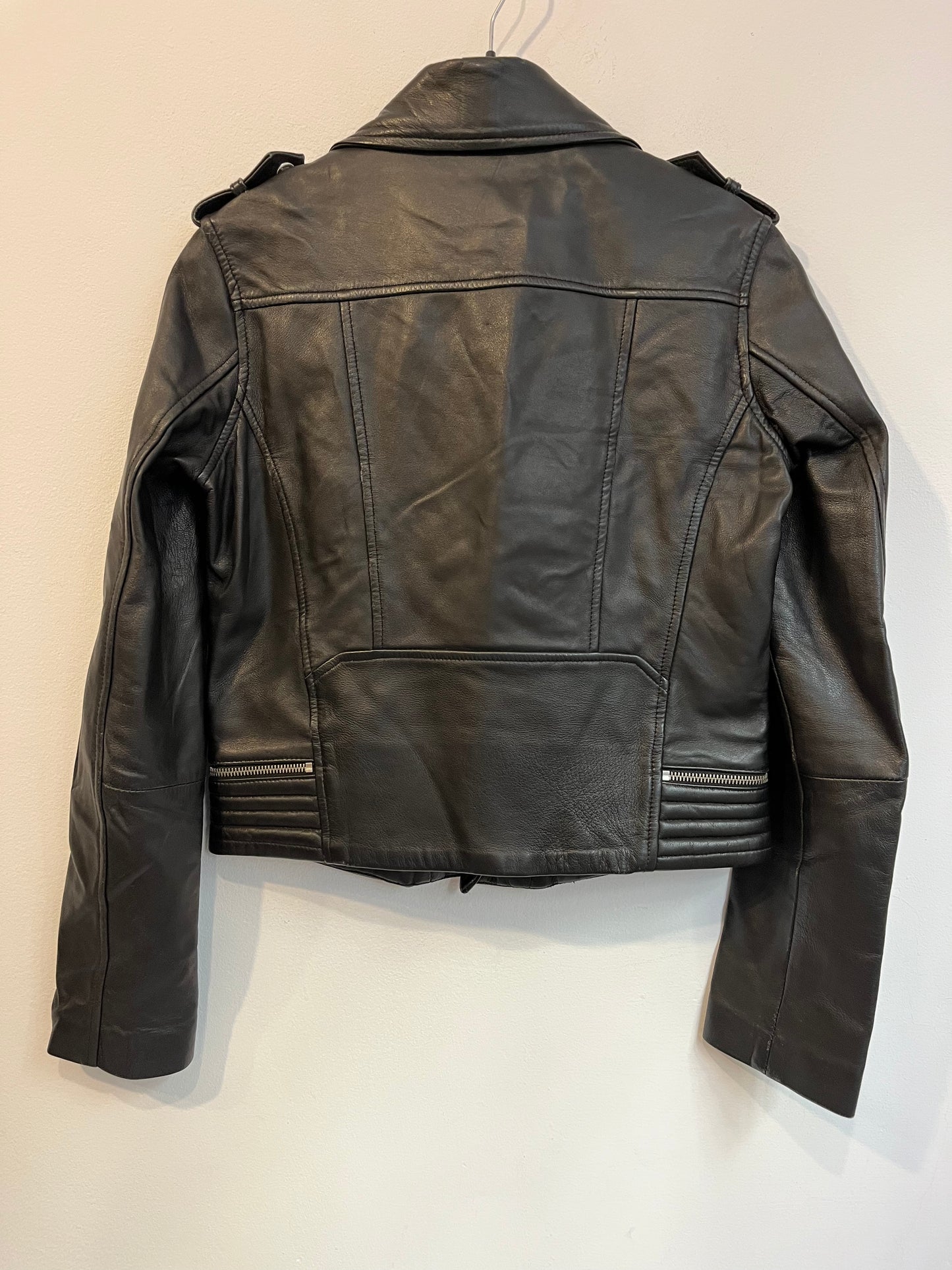MAJE. Biker negra piel. T 38