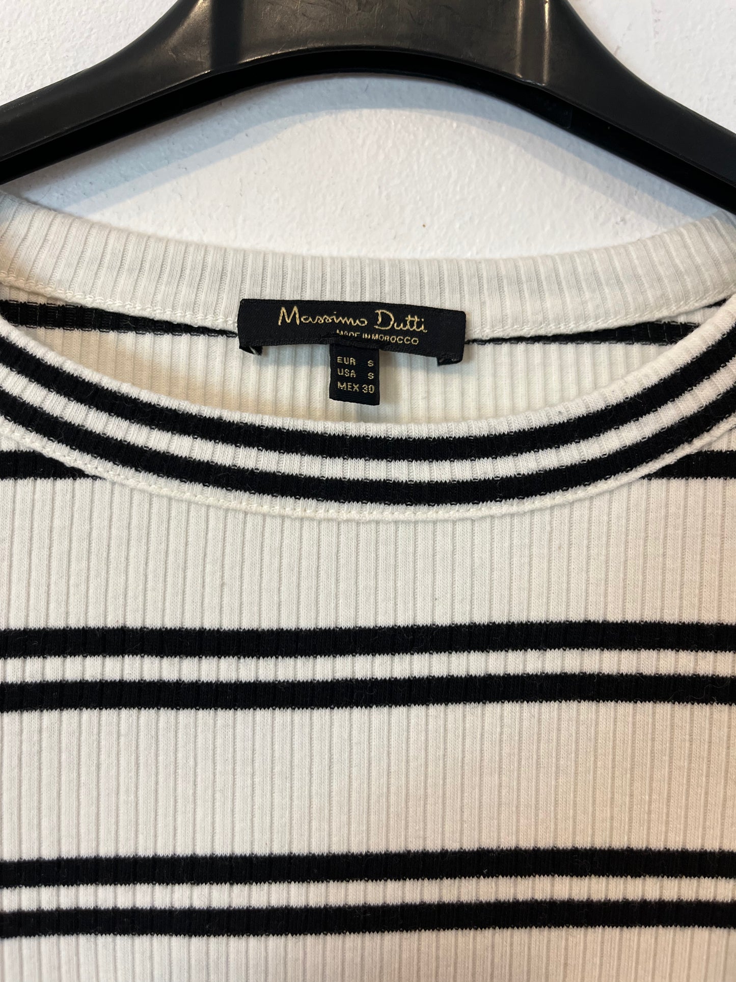 MASSIMO DUTTI. Top canalé rayas detalle hombro. T S