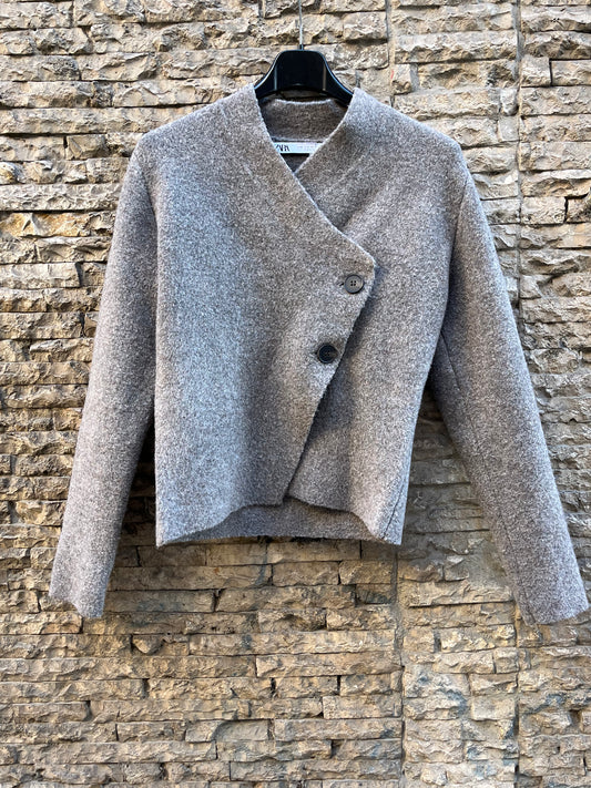 ZARA. Chaqueta punto color topo cruzada. T M