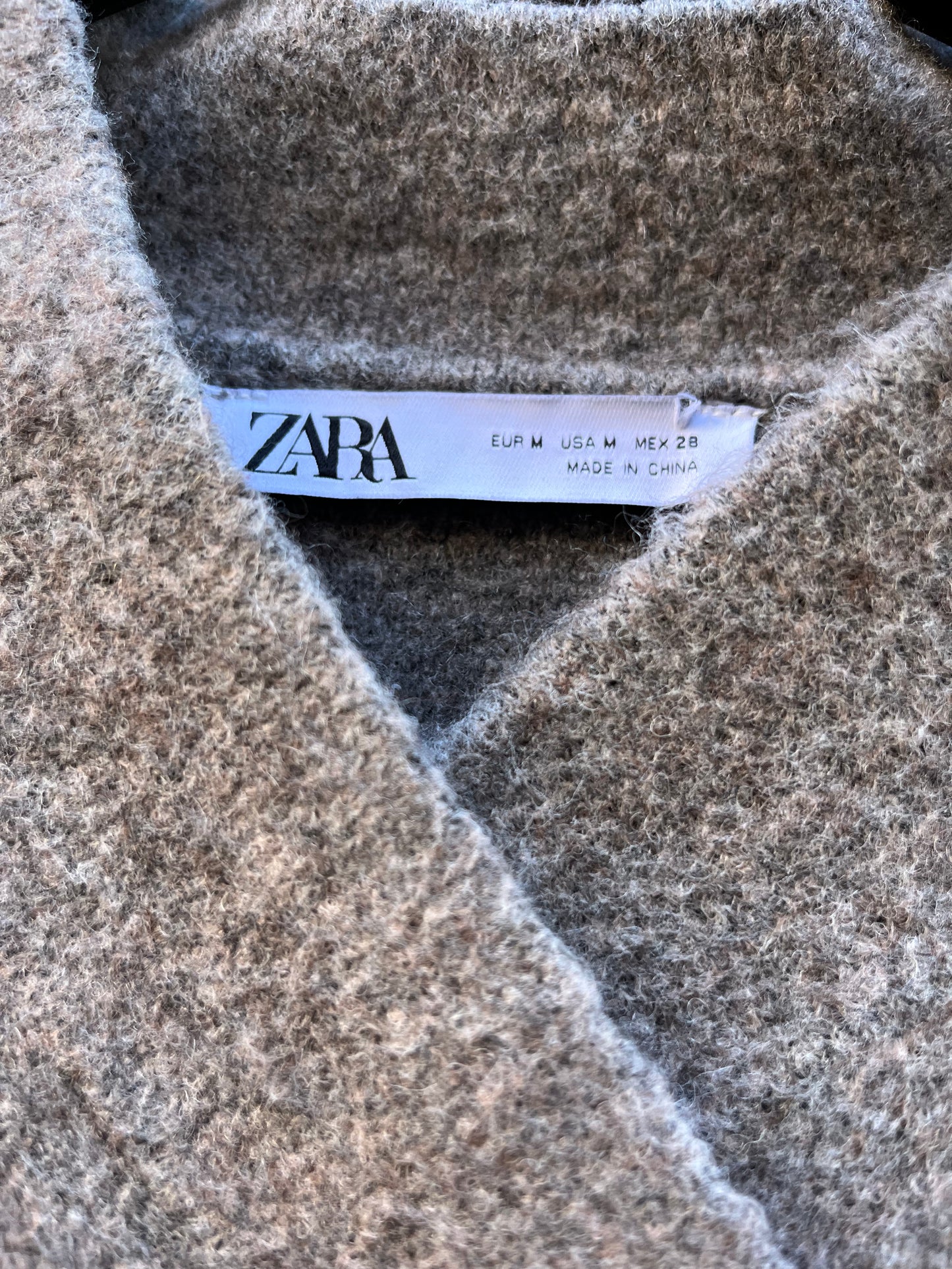 ZARA. Chaqueta punto color topo cruzada. T M