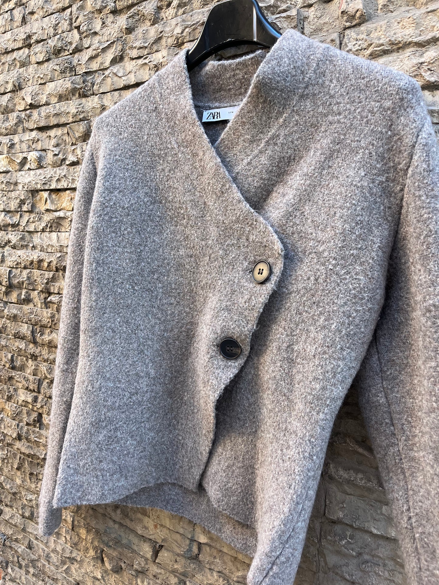 ZARA. Chaqueta punto color topo cruzada. T M