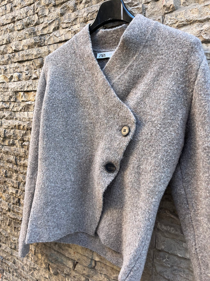 ZARA. Chaqueta punto color topo cruzada. T M