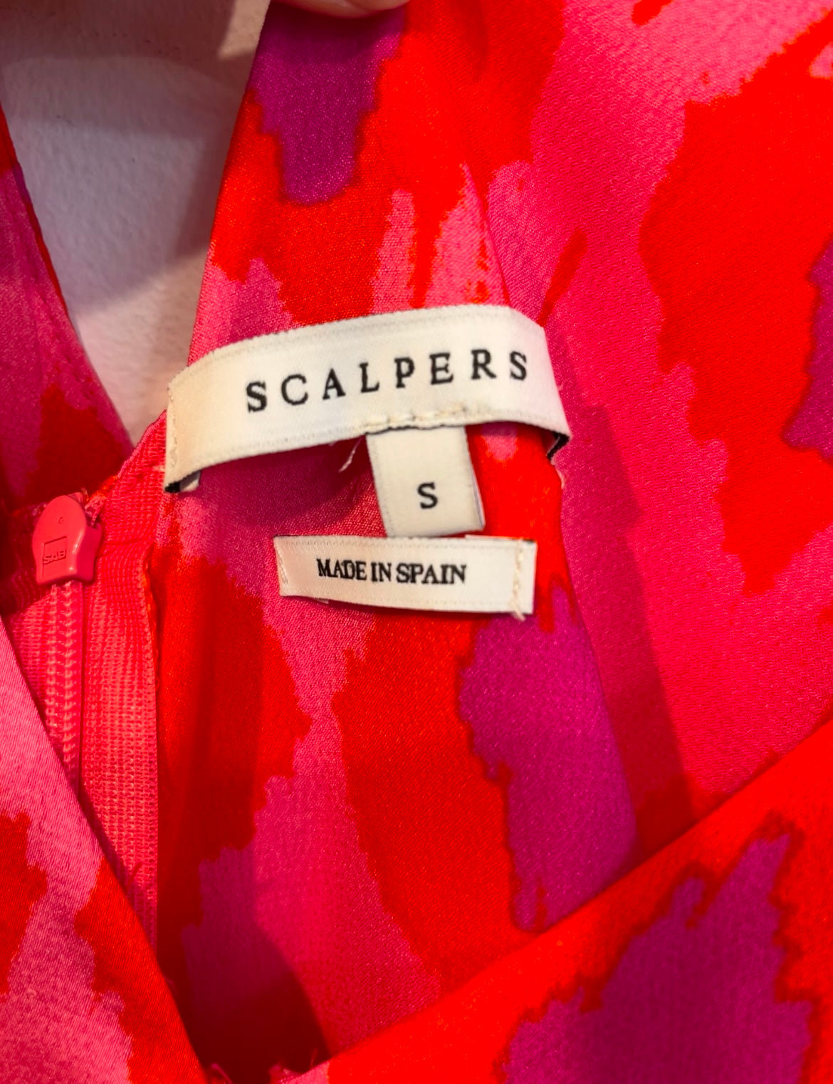 SCALPERS. Vestido largo aberturas fucsias. T S