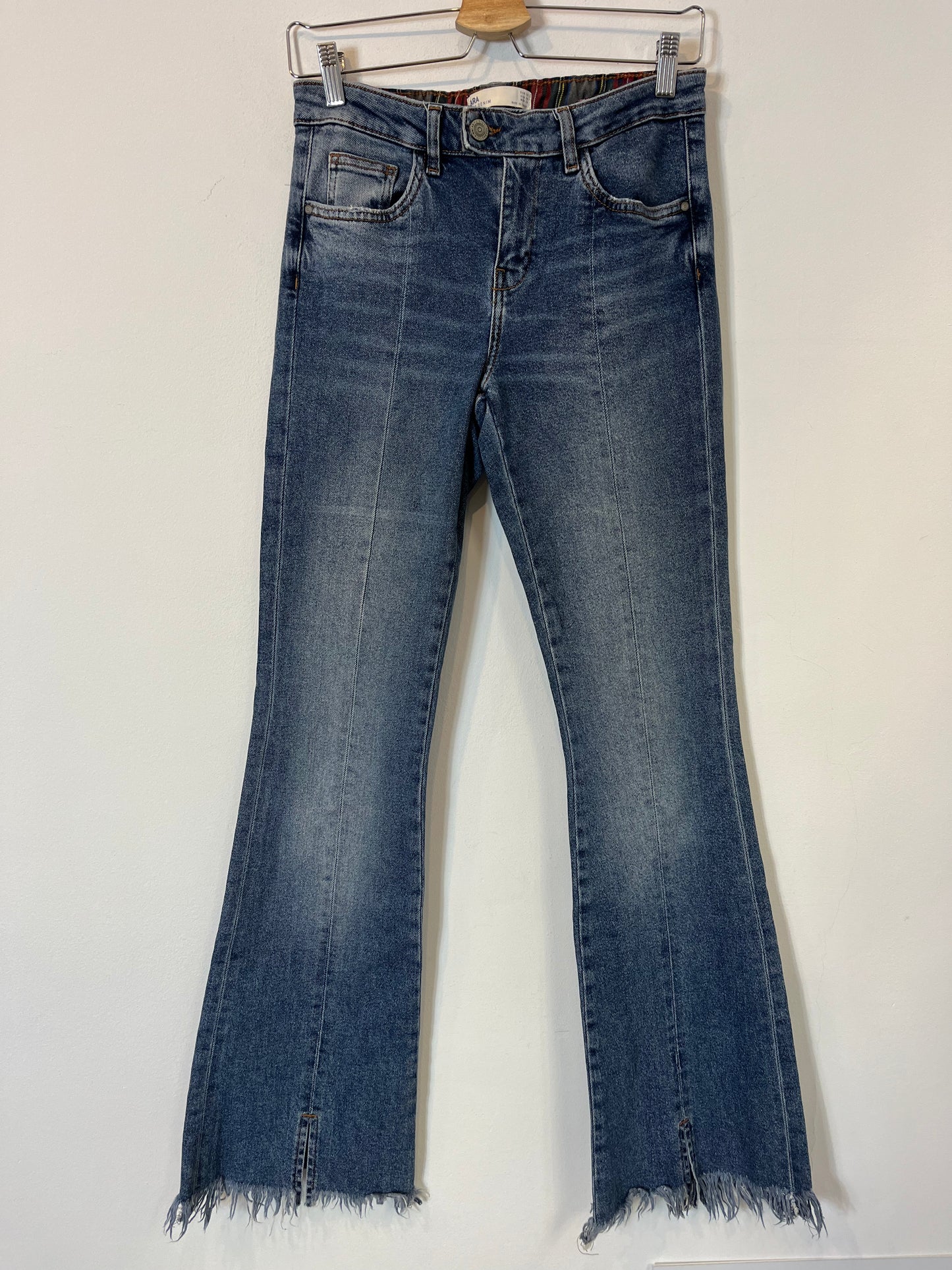 ZARA. Denim acampanado abertura. T 38