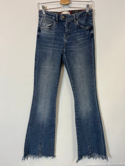 ZARA. Denim acampanado abertura. T 38