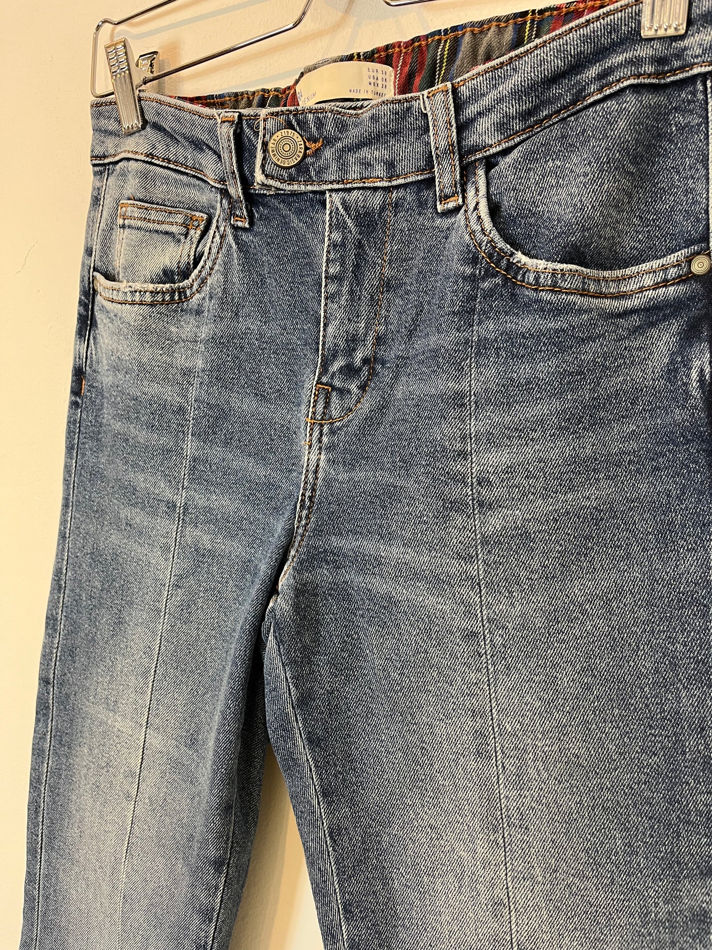 ZARA. Denim acampanado abertura. T 38