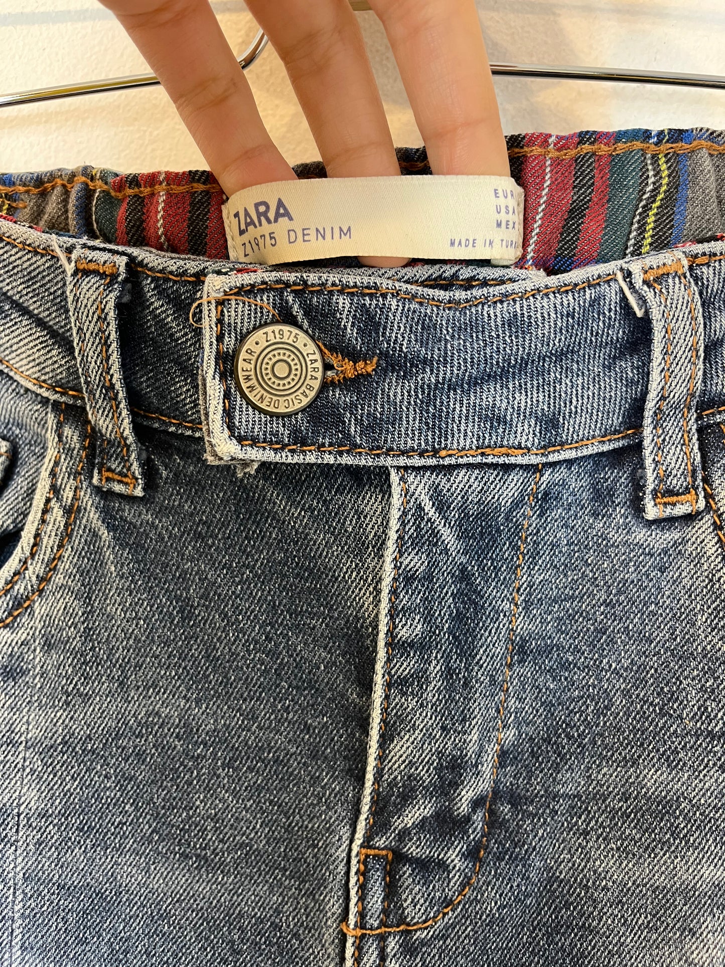 ZARA. Denim acampanado abertura. T 38