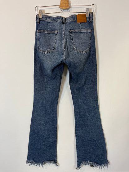 ZARA. Denim acampanado abertura. T 38