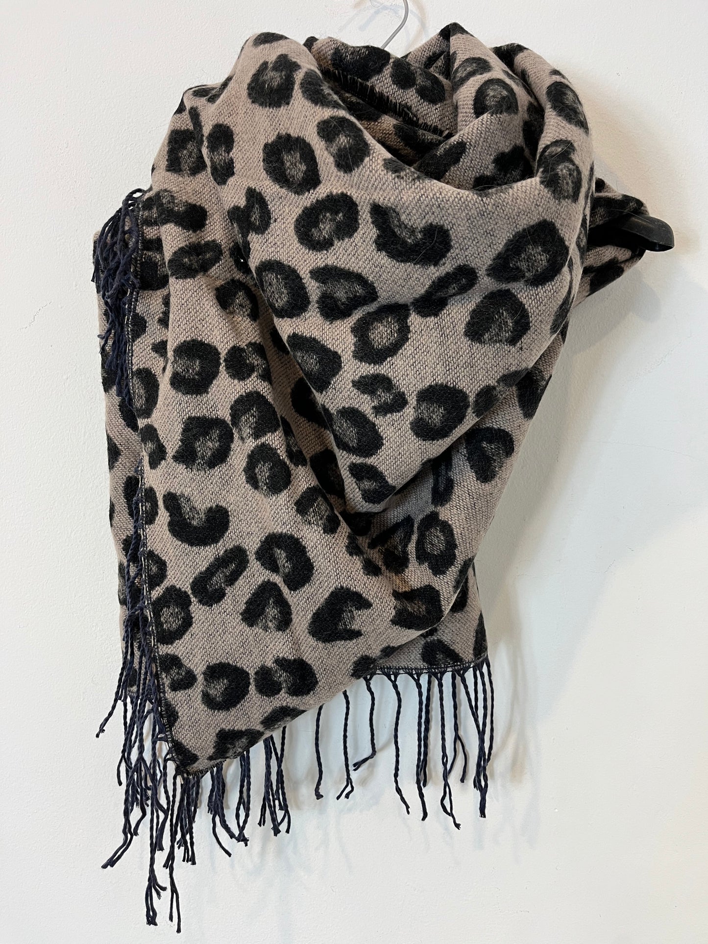 OTRAS. Bufanda animal print