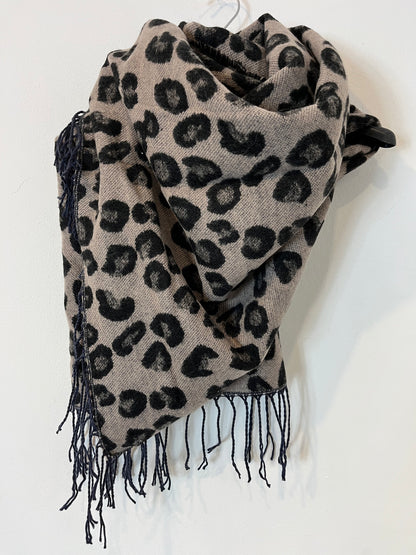 OTRAS. Bufanda animal print