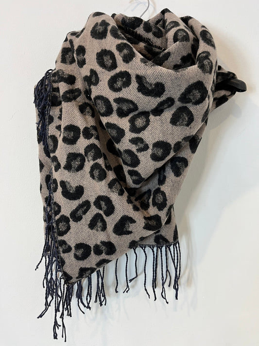 OTRAS. Bufanda animal print