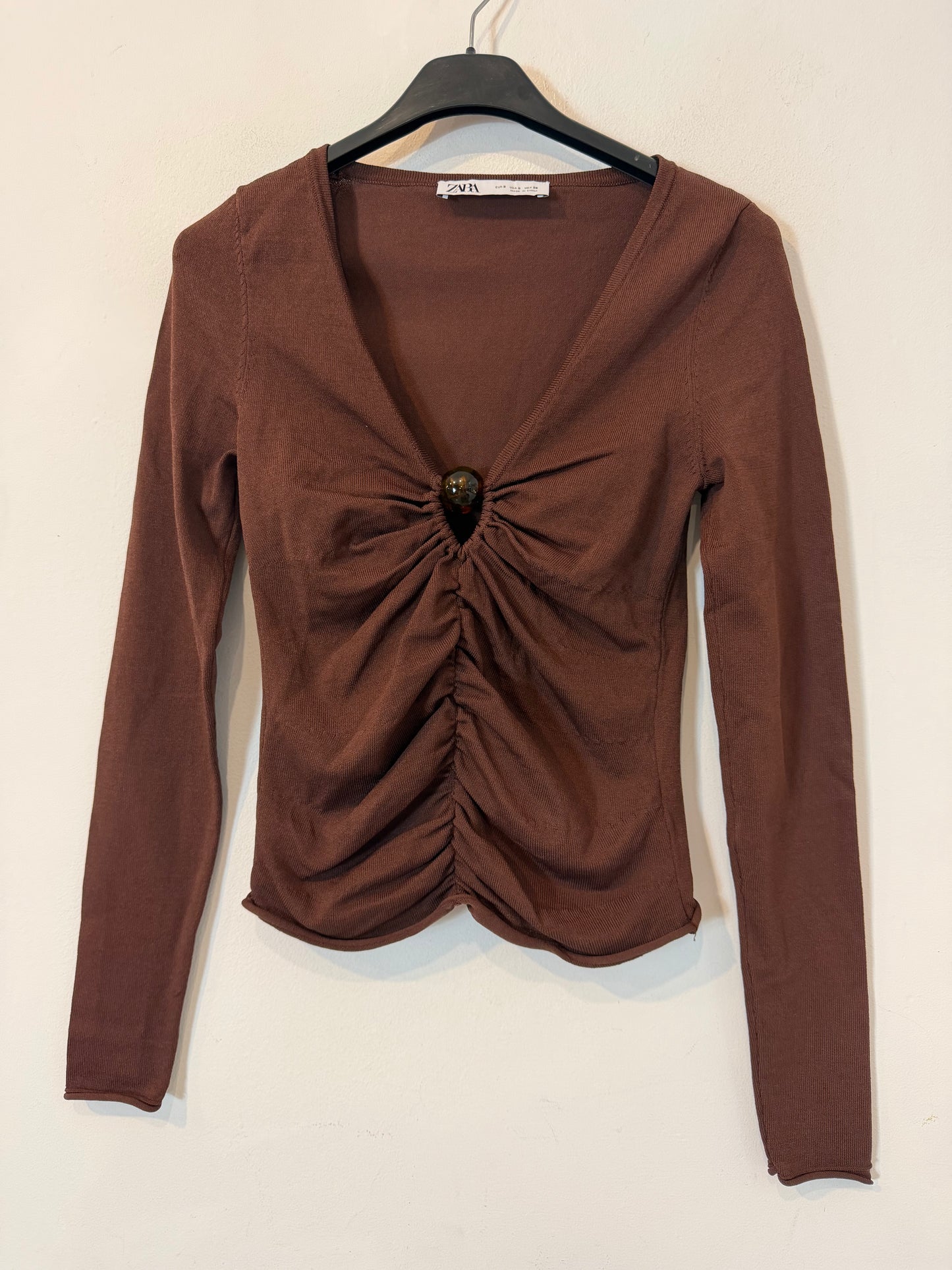 ZARA. Top marrón de manga larga con detalle abalorio