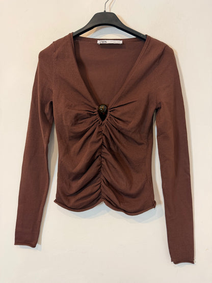 ZARA. Top marrón de manga larga con detalle abalorio