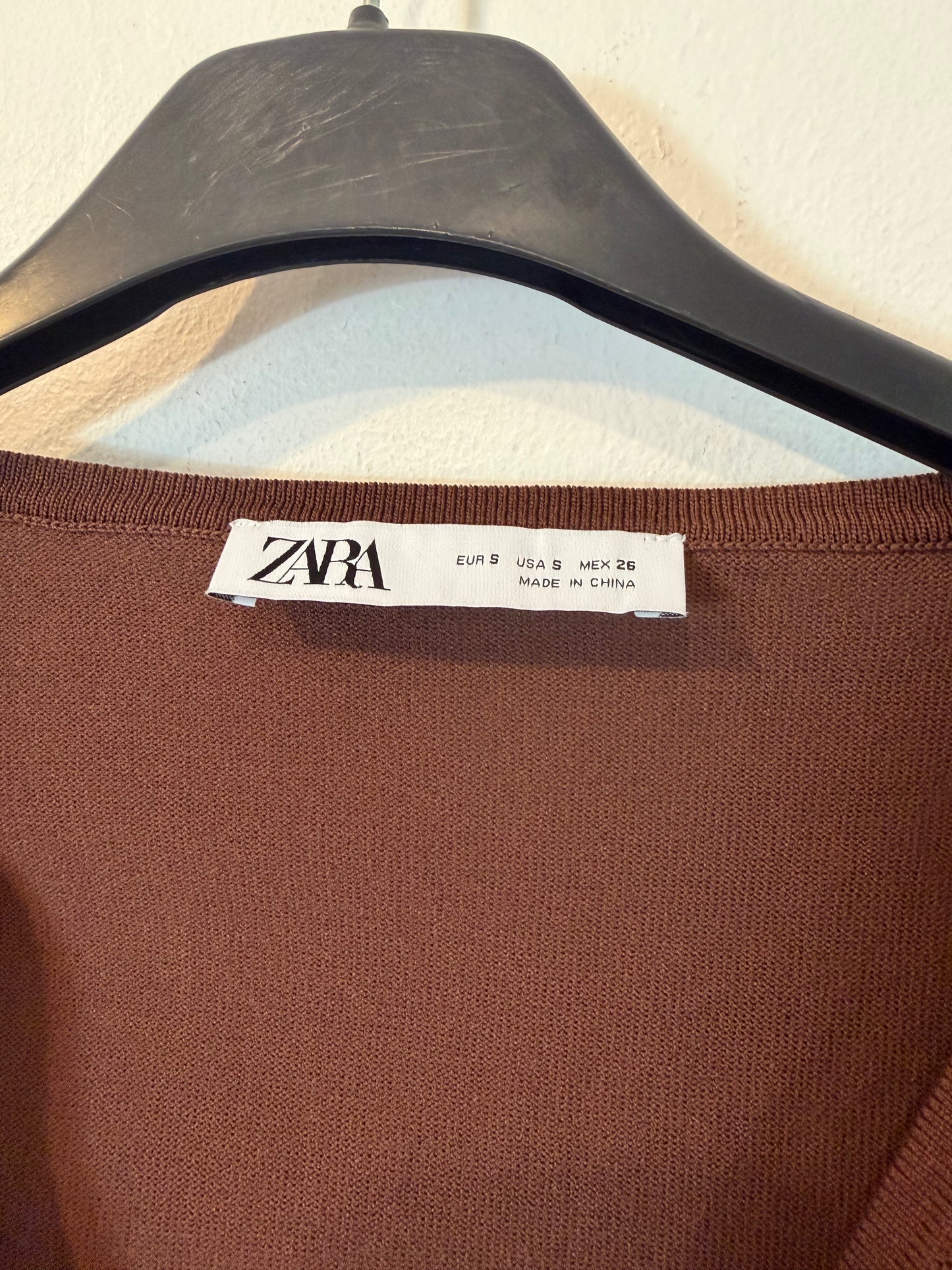 ZARA. Top marrón de manga larga con detalle abalorio