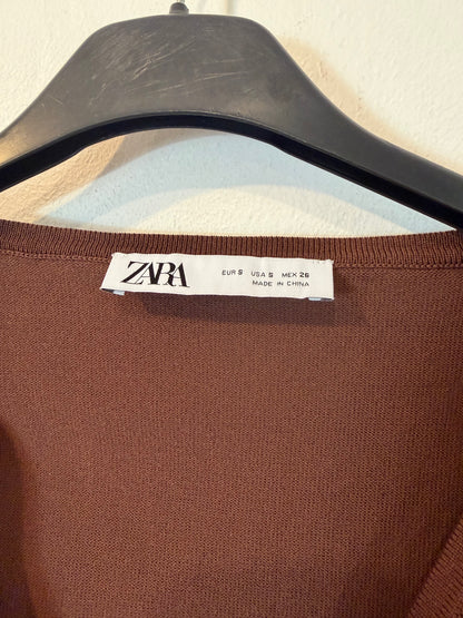 ZARA. Top marrón de manga larga con detalle abalorio
