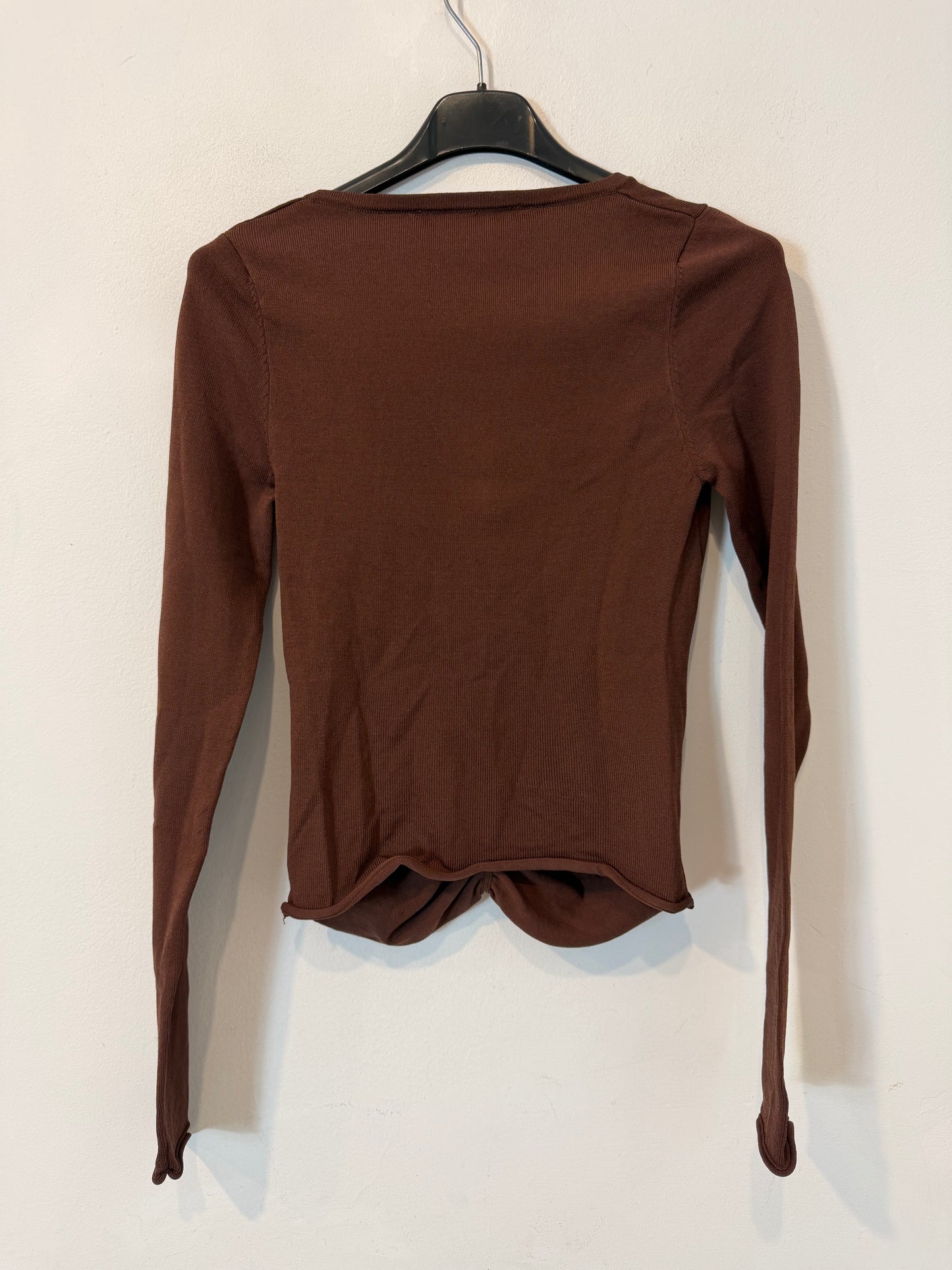 ZARA. Top marrón de manga larga con detalle abalorio