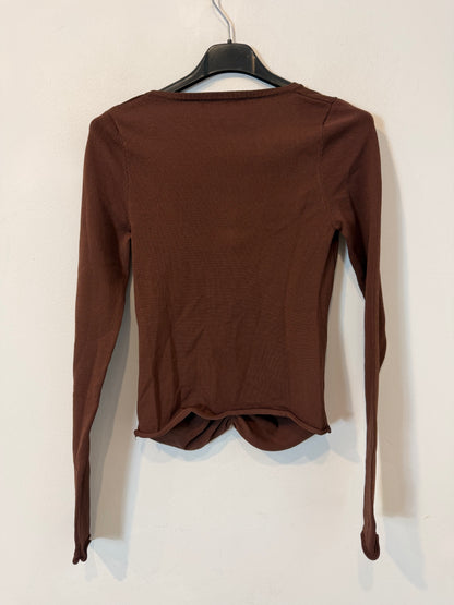 ZARA. Top marrón de manga larga con detalle abalorio