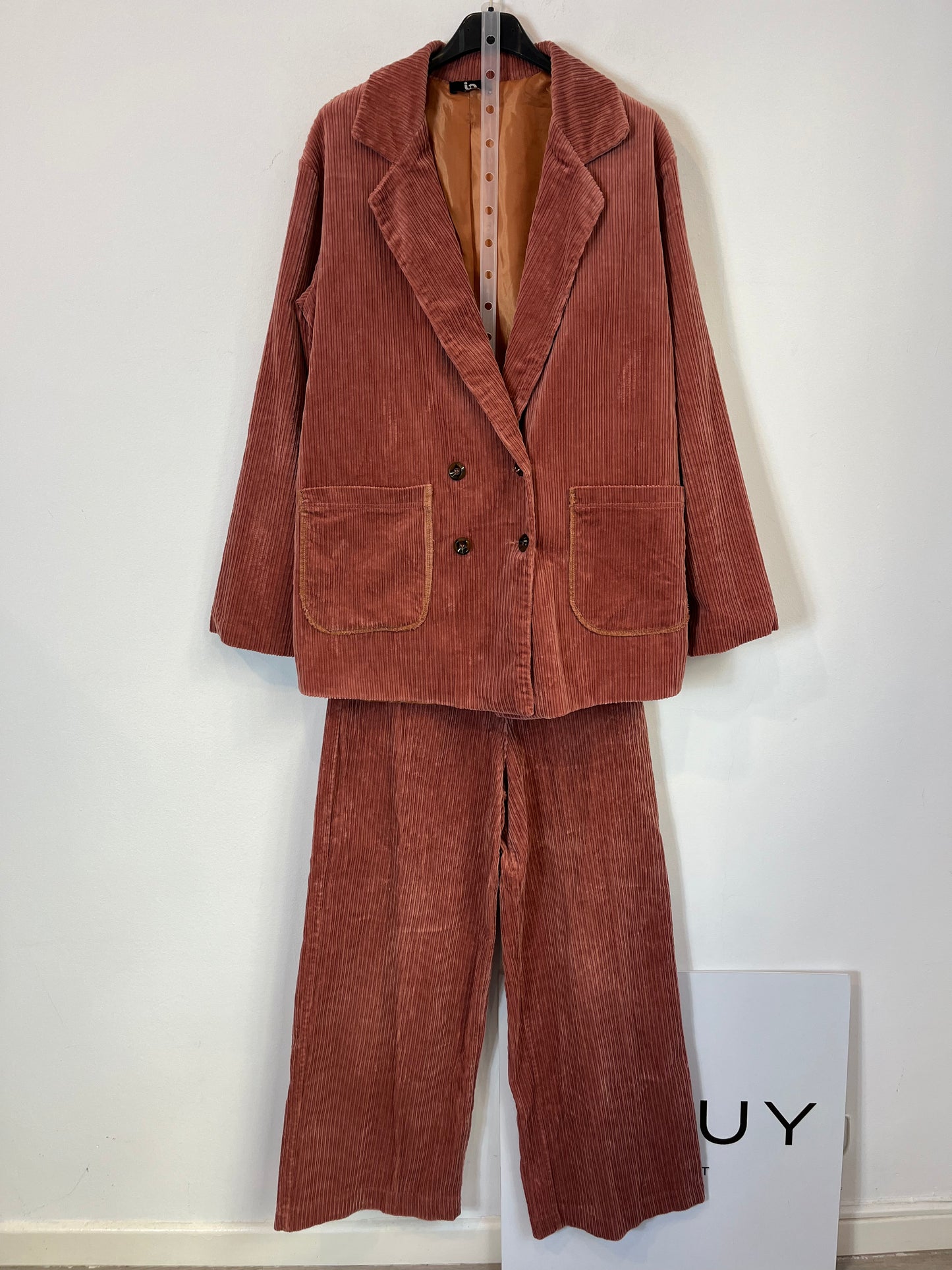 HIMOOI. Total look chaqueta y pantalón pana rosa. T S