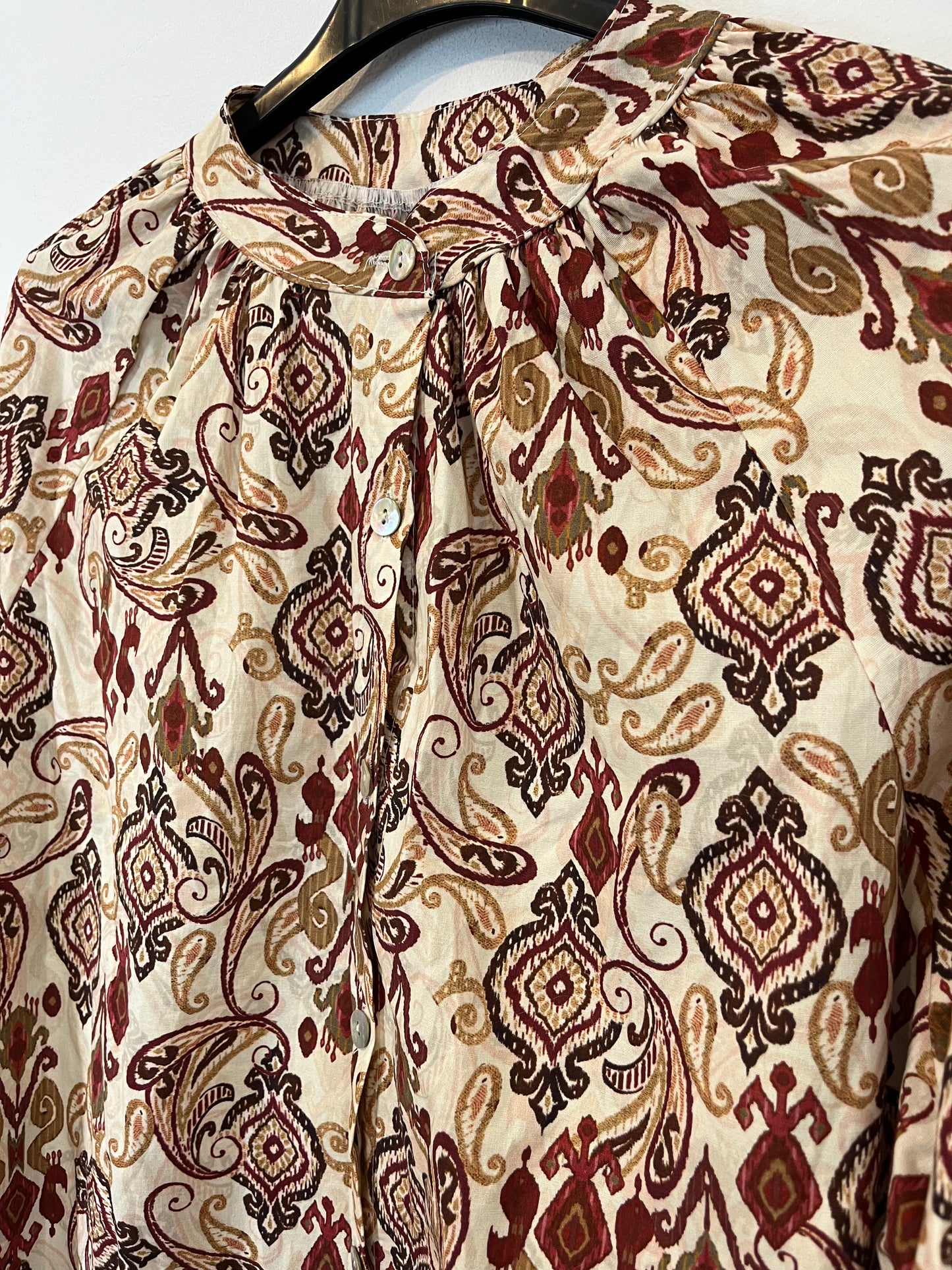 OTRAS. Blusa estampada cuello mao. T M