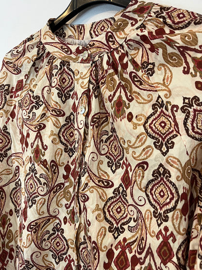 OTRAS. Blusa estampada cuello mao. T M