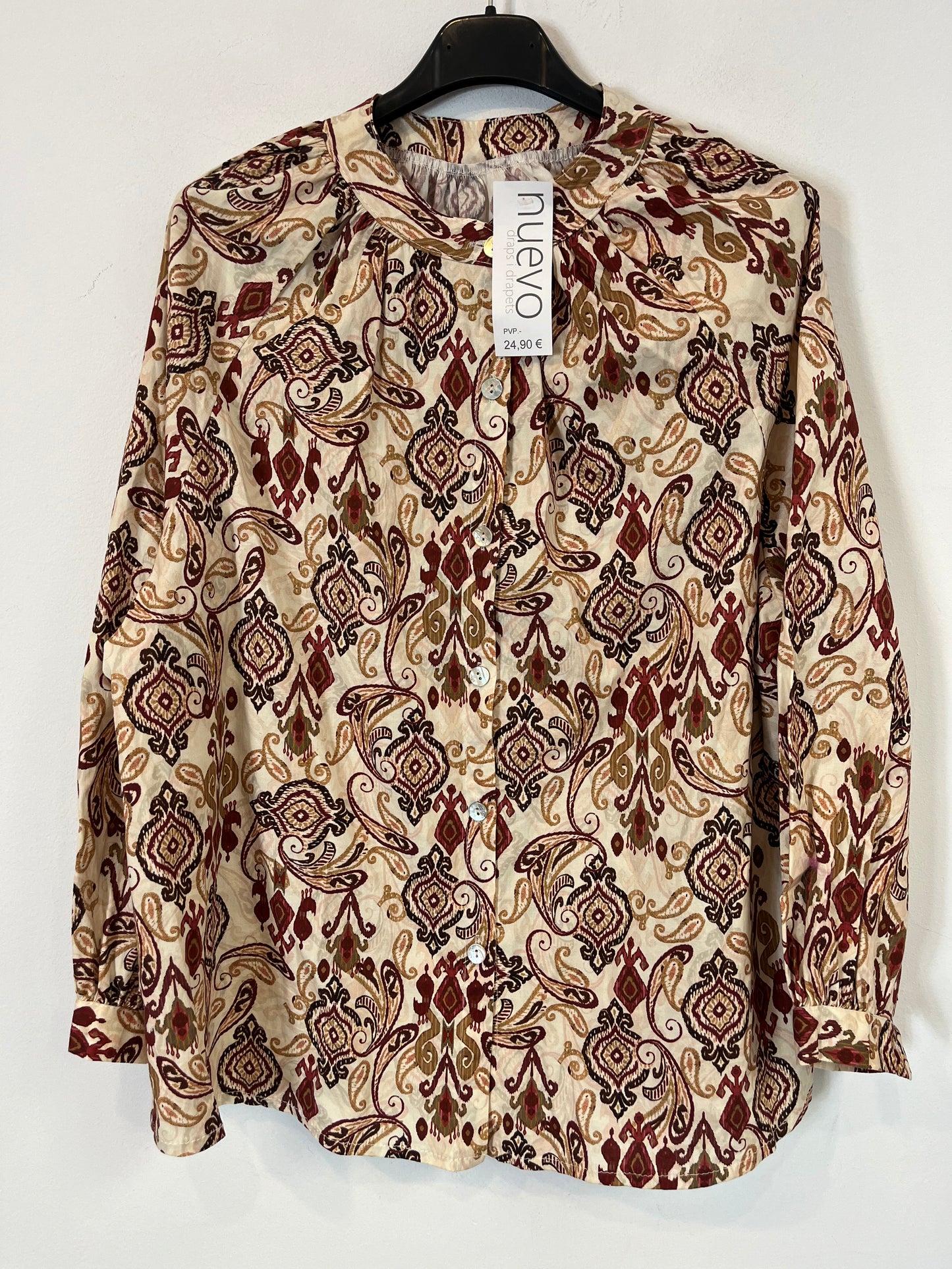 OTRAS. Blusa estampada cuello mao. T M