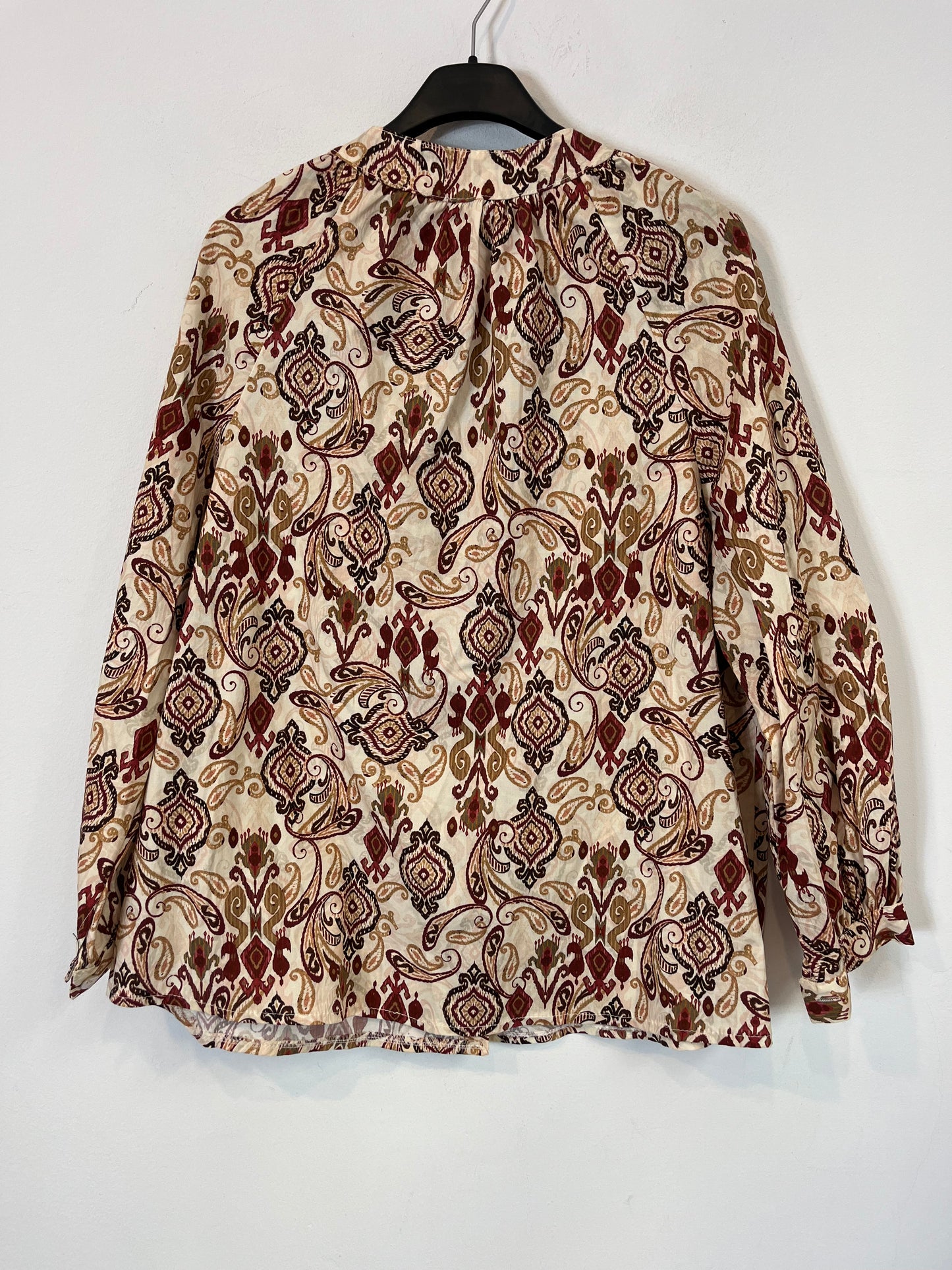 OTRAS. Blusa estampada cuello mao. T M