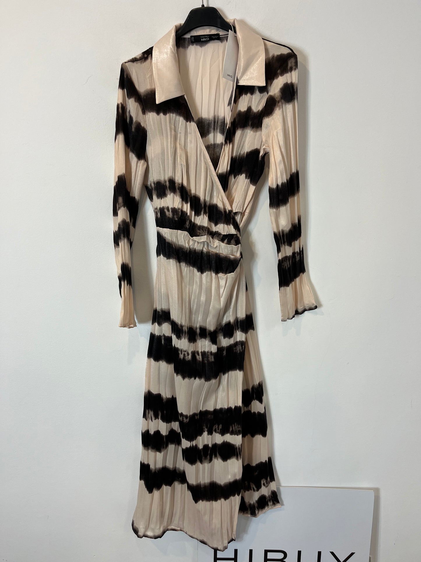 MANGO. Vestido largo plisado satinado. T M