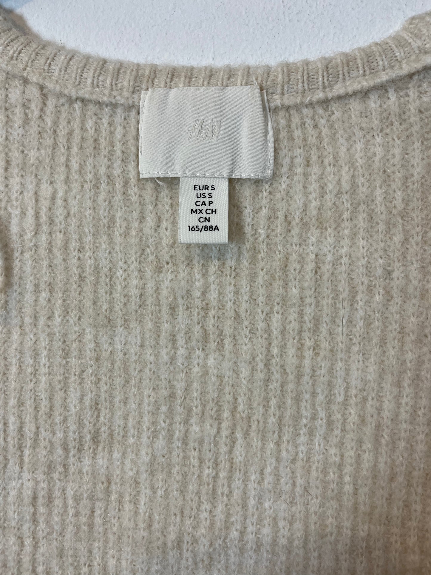 H&M. Jersey beige detalle escote. T S