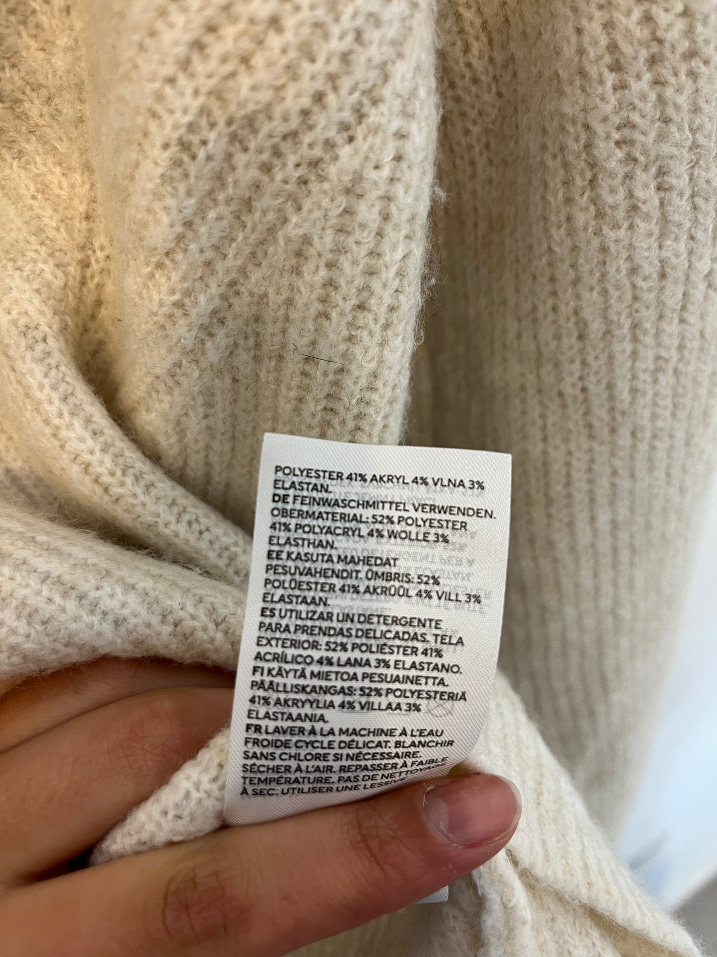 H&M. Jersey beige detalle escote. T S