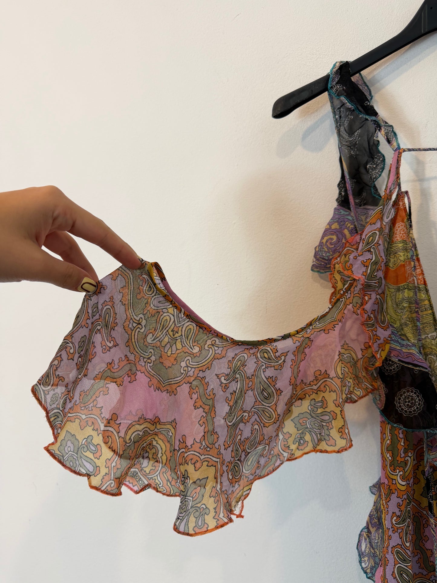 ZARA. Vestido estampado detalle de volantes
