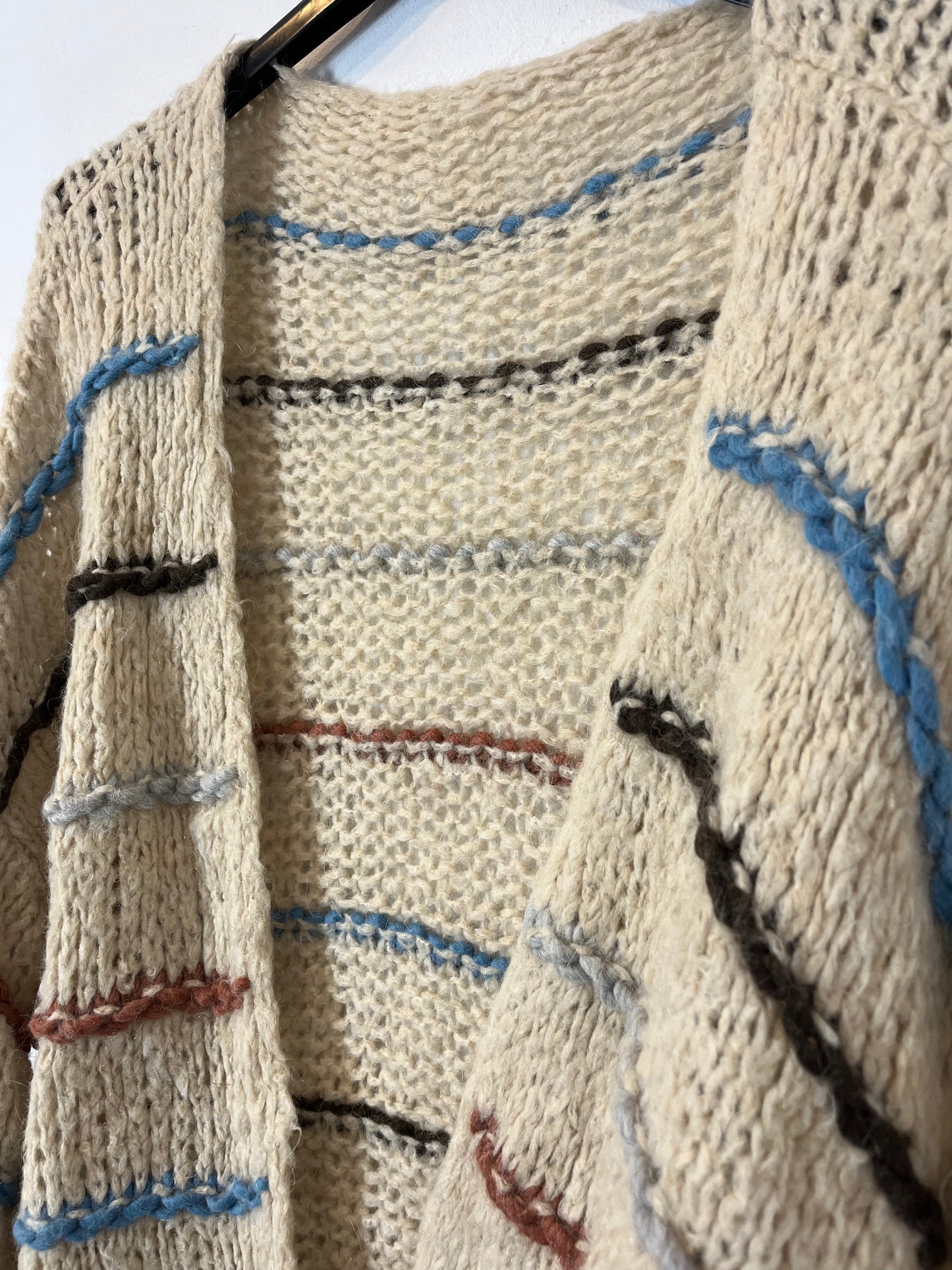 OTRAS. Cárdigan beige rayas colores con lana. T M/L