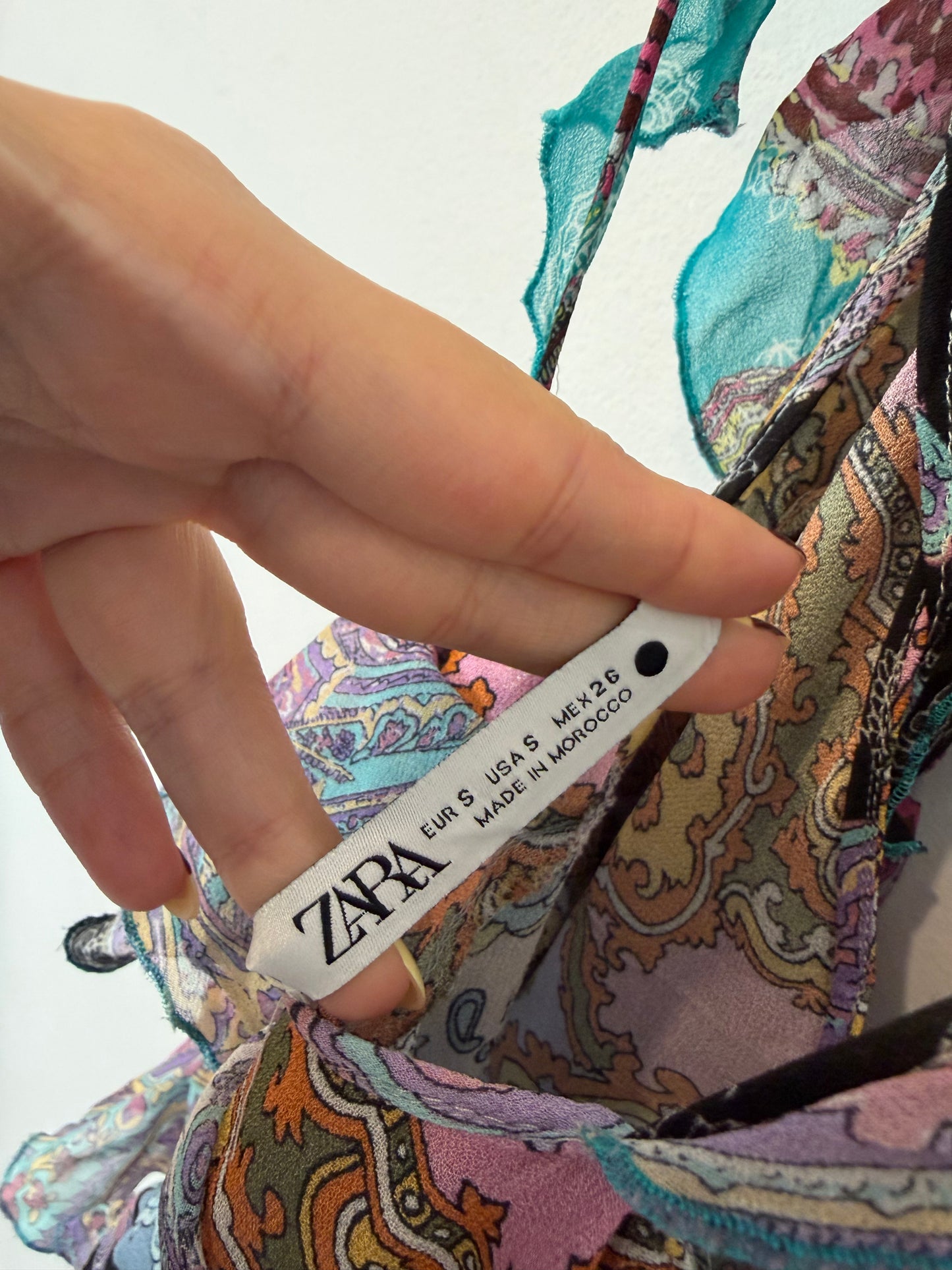 ZARA. Vestido estampado detalle de volantes