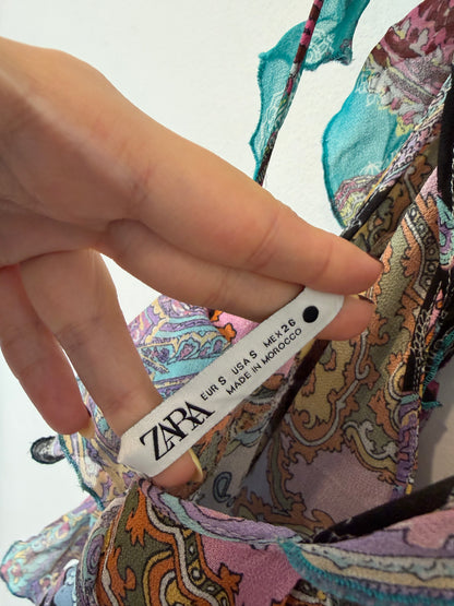 ZARA. Vestido estampado detalle de volantes