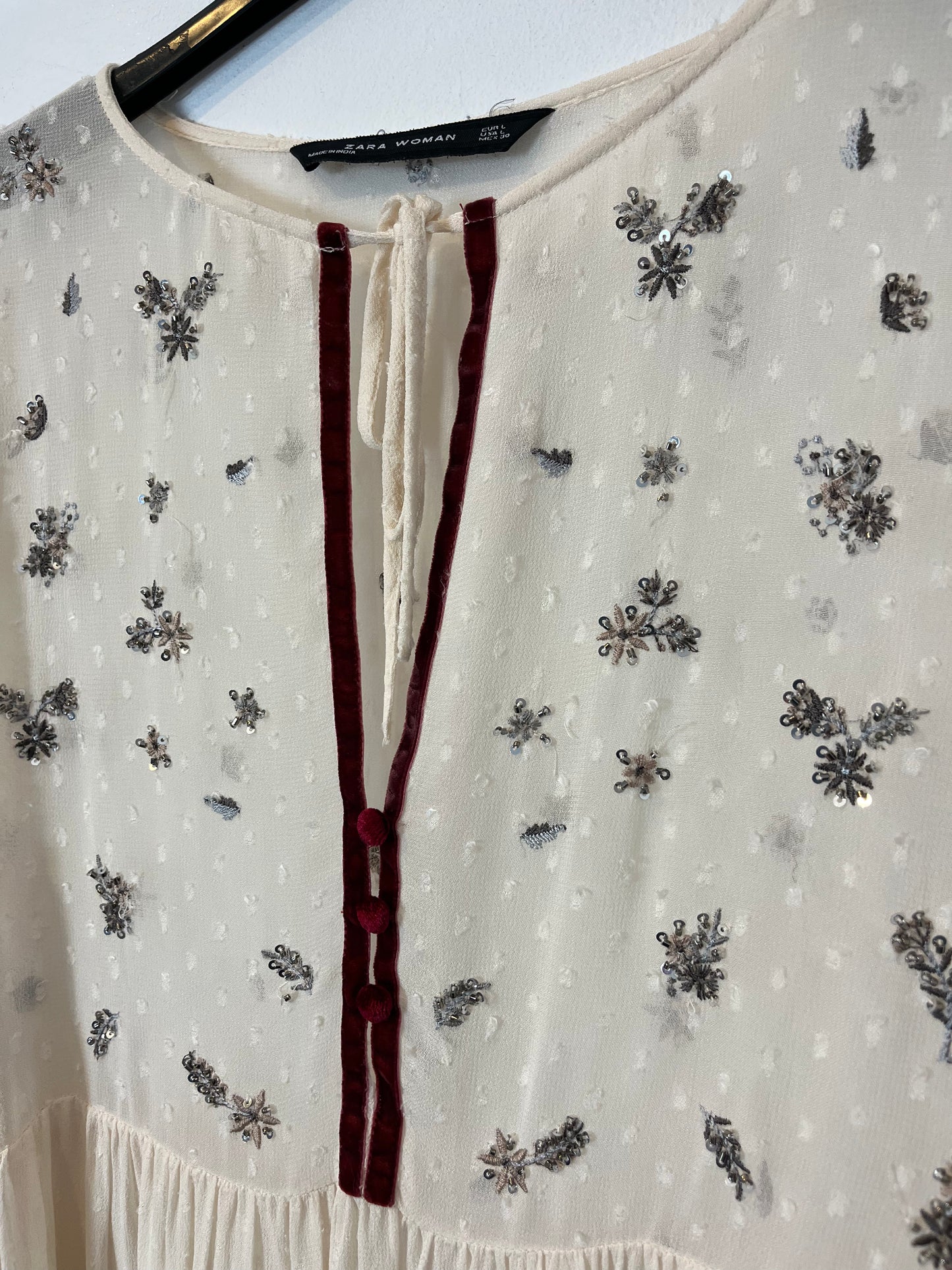 ZARA. Blusa beige fluida abalorios. T L