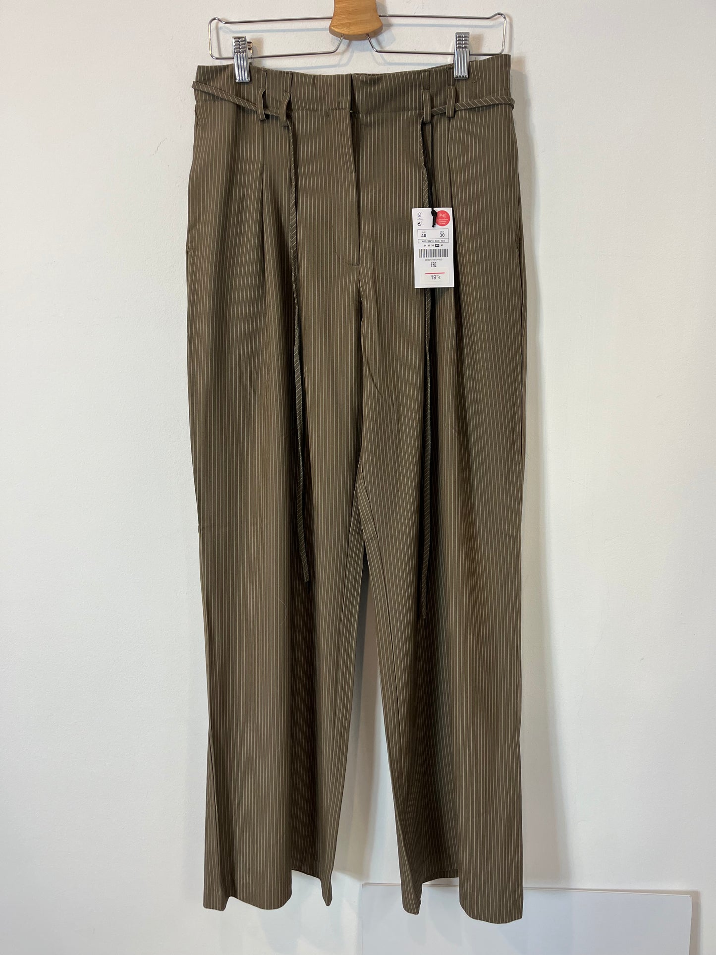 LEFTIES. Pantalón pinzas verde caqui raya diplomática. T 40