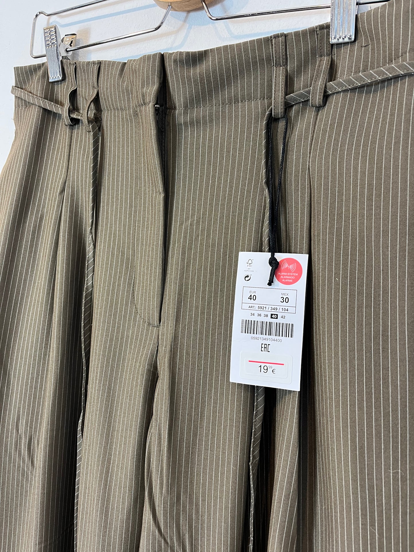 LEFTIES. Pantalón pinzas verde caqui raya diplomática. T 40