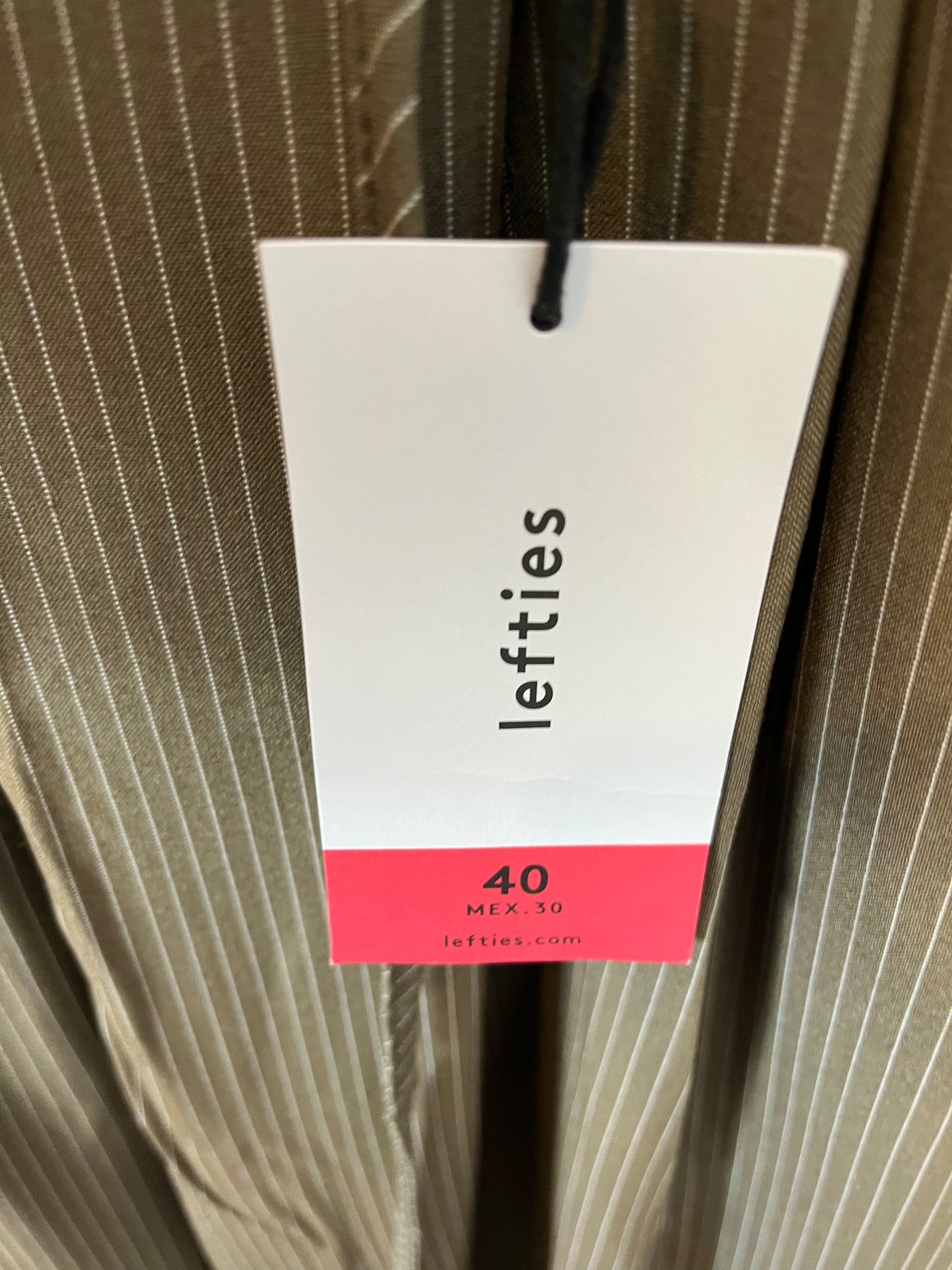 LEFTIES. Pantalón pinzas verde caqui raya diplomática. T 40